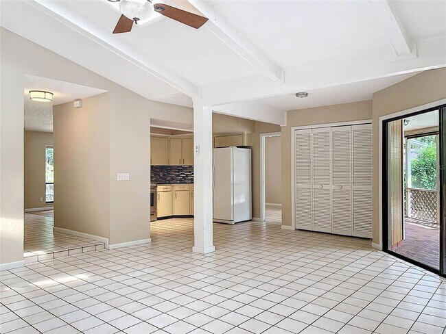 Building Photo - 951 Versailles Cir