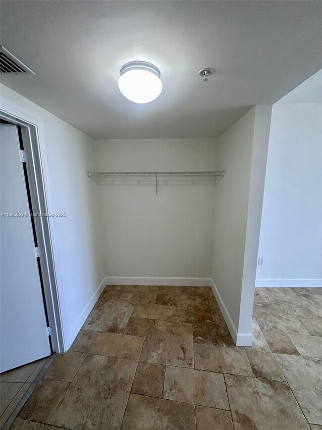 Building Photo - 1750 N Bayshore Dr