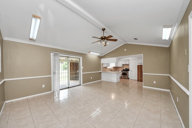 Building Photo - 811 Hillcrest Dr