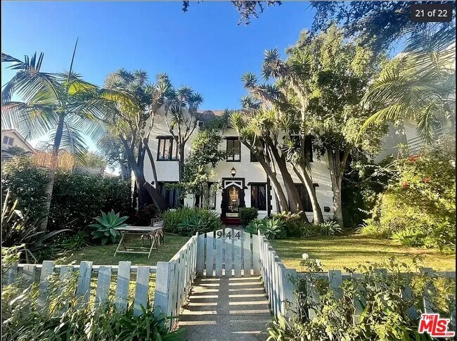 Building Photo - 944 12th St