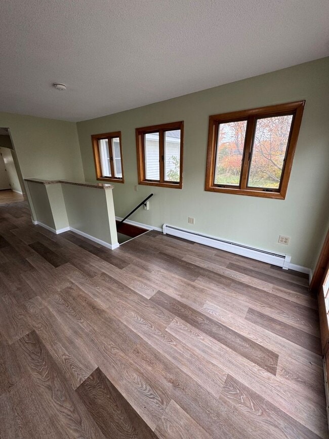 Building Photo - Spacious 3 Bedroom Home Available Now