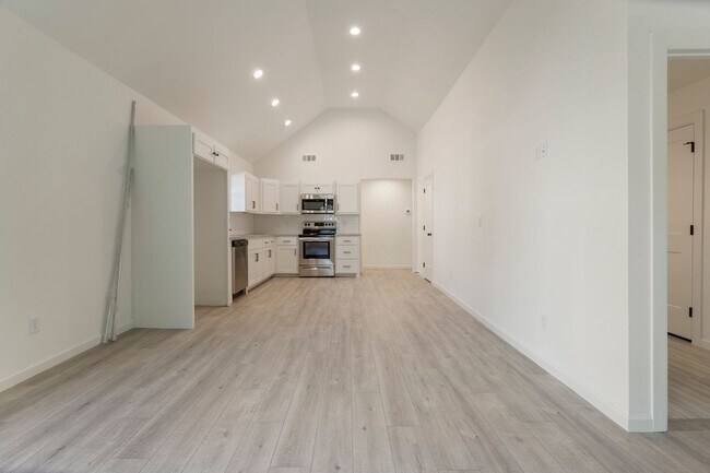 Building Photo - Gorgeous 3 bedroom 2 bathroom home