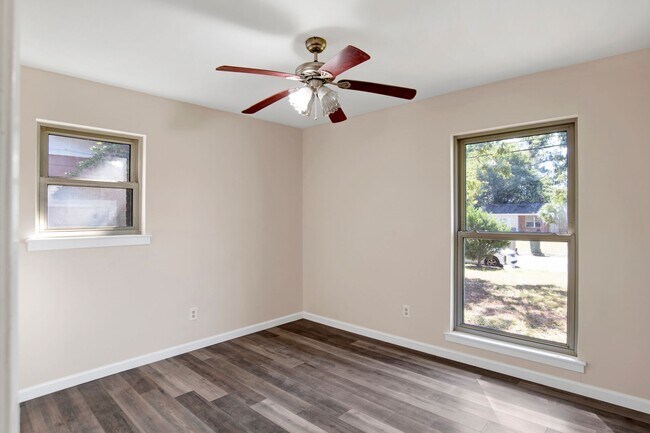 Building Photo - Renovated 3 bedroom home near UWF