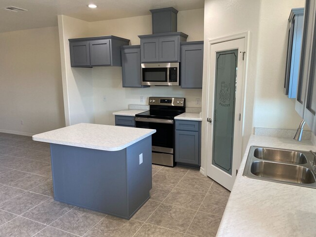 Building Photo - 2 Bedroom in a Gated Community