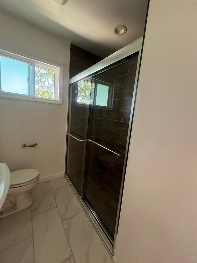 Building Photo - PRIVATE 3 bed/3 bath HOME + LARGE BONUS ROOM. NO OTHER UNITS ON PROPERTY.