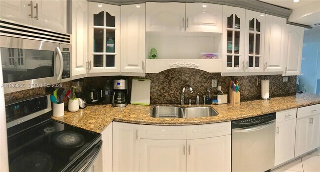 Building Photo - 290 174th St St