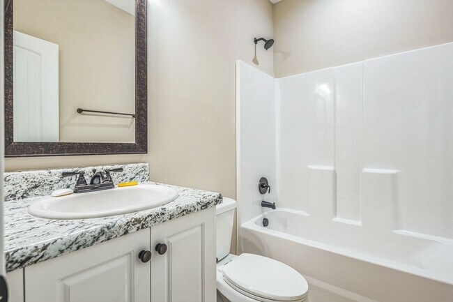 Building Photo - Charming 3BR House in Warrenville