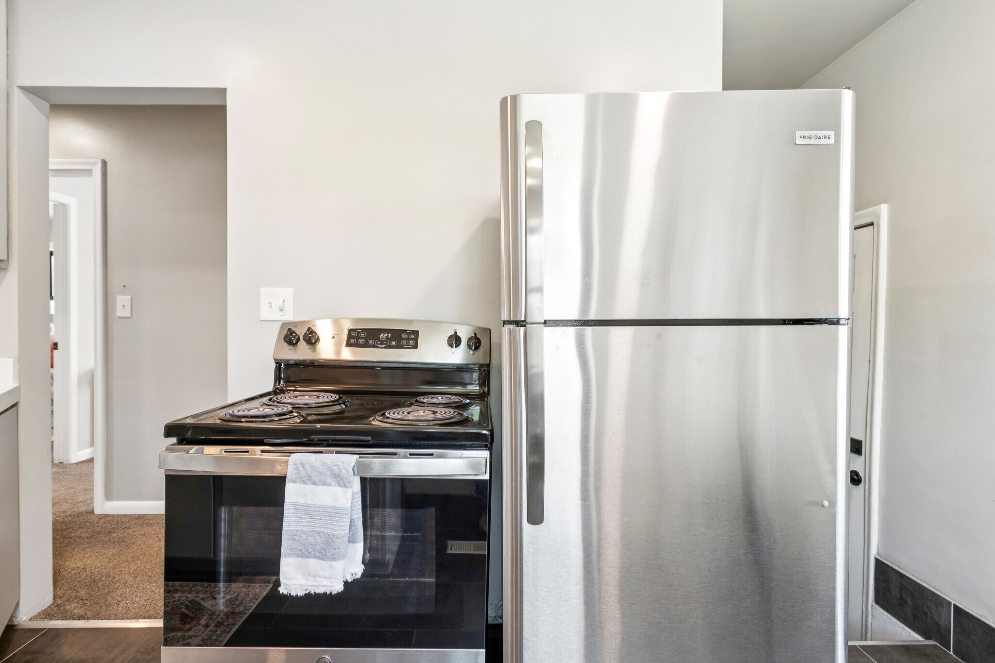 Building Photo - 983 N Poinsettia Dr