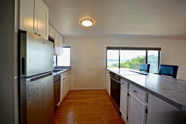 Building Photo - 315 E Strawberry Dr