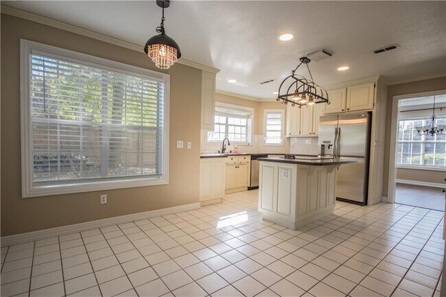 Building Photo - 2 Oak Ridge Ln