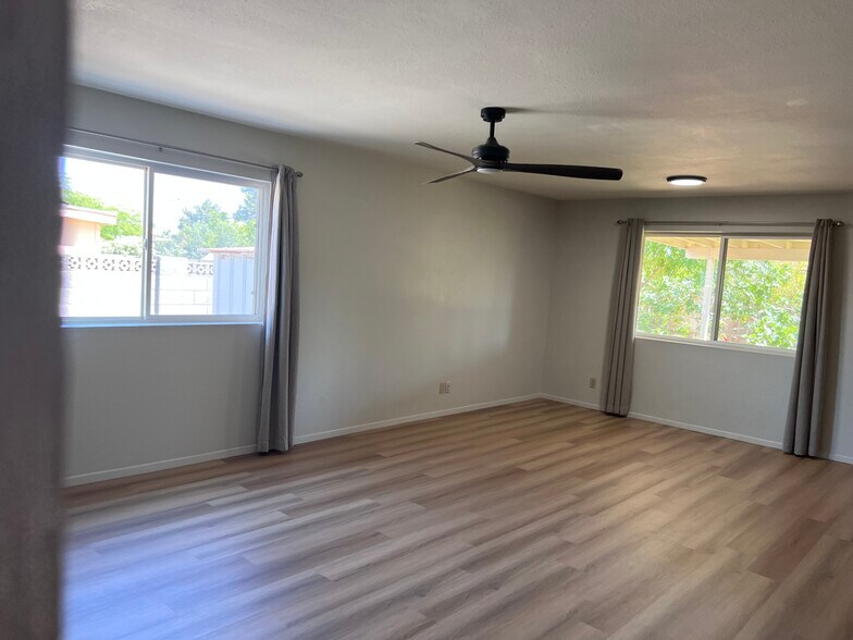 Building Photo - 3015 E Desert Cove Ave