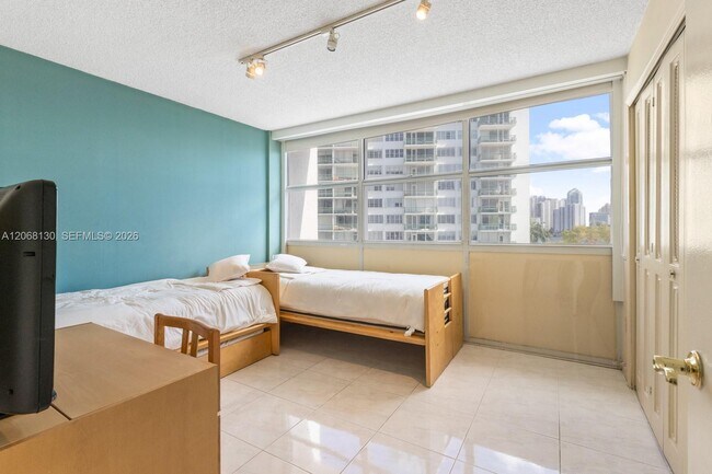 Building Photo - 1420 Brickell Bay Dr