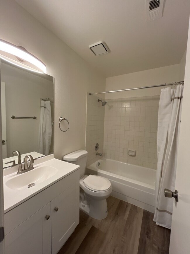 Building Photo - A stunning 2-bedroom, 1-bathroom rental pr...