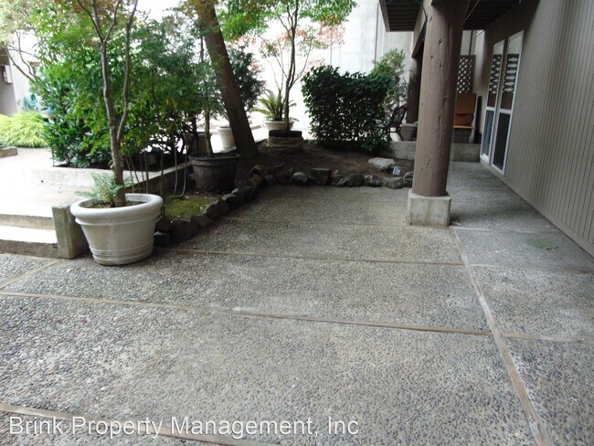 Building Photo - 2 br, 1 bath House - 922 100th Ave NE #13