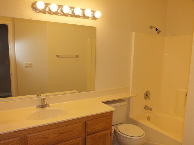 Building Photo - 3/2 1700 sf home within walking to EDH Tow...