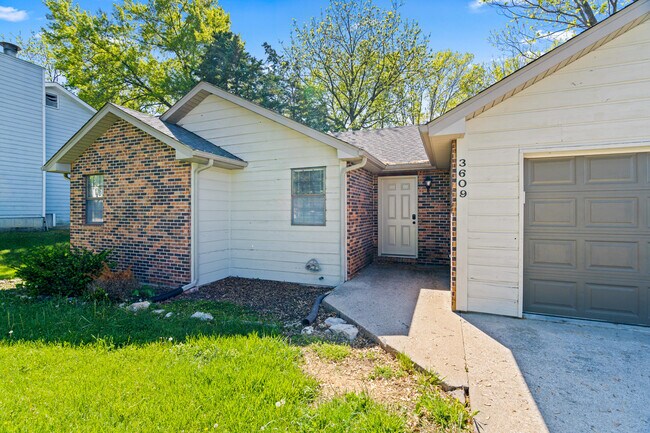 Building Photo - 3609 Madera Dr