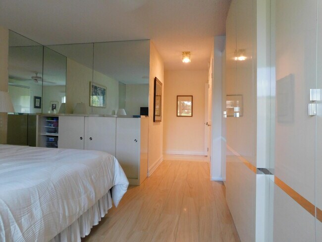 Building Photo - 9285 Vista del Lago