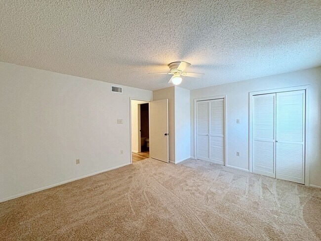 Building Photo - 1 Bedroom Downstairs condo available now! Community Pool