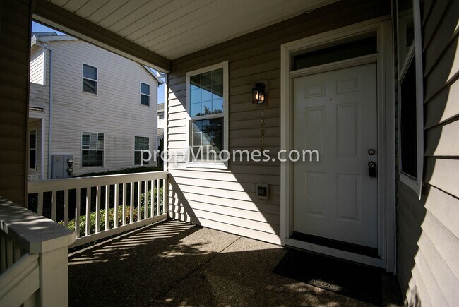 Building Photo - Beautiful Three Bedroom Townhouse - Prime Clackamas Location!