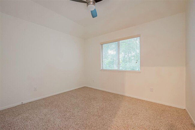 Building Photo - 1924 Honey Laurel Dr