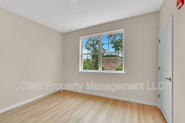 Building Photo - 88 Louis St