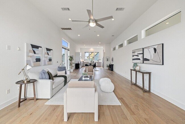 Building Photo - 6124 Florencia Ln