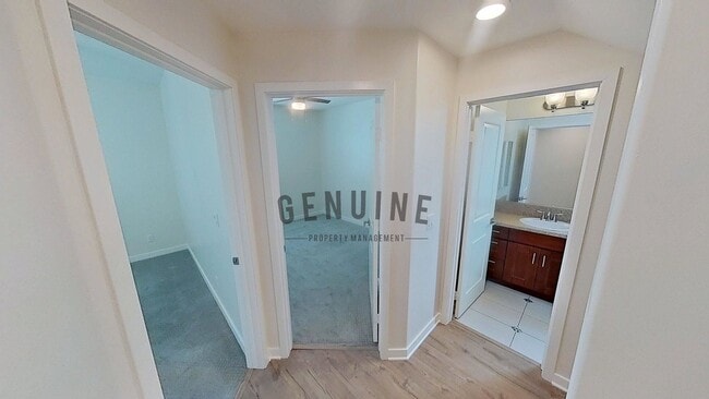 Building Photo - 3Bd 2.5Ba Townhouse w/Rooftop Deck