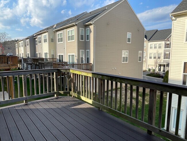 Building Photo - IMPRESSIVE STAFFORD TOWNHOUSE!