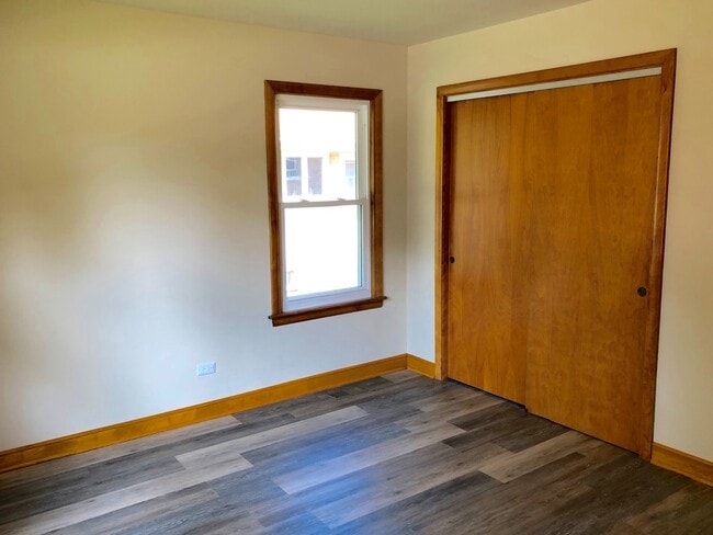 Building Photo - Updated 3Bed/2Bath Home For Rent Brookfield! 2 Car Attached Garage