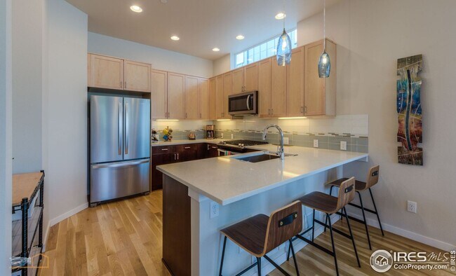 Building Photo - Discover this 3-bedroom, 2.5-bath townhome in Louisville!