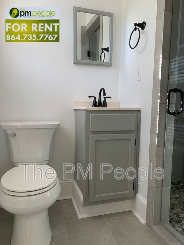 Building Photo - 204 Pennwood Ln