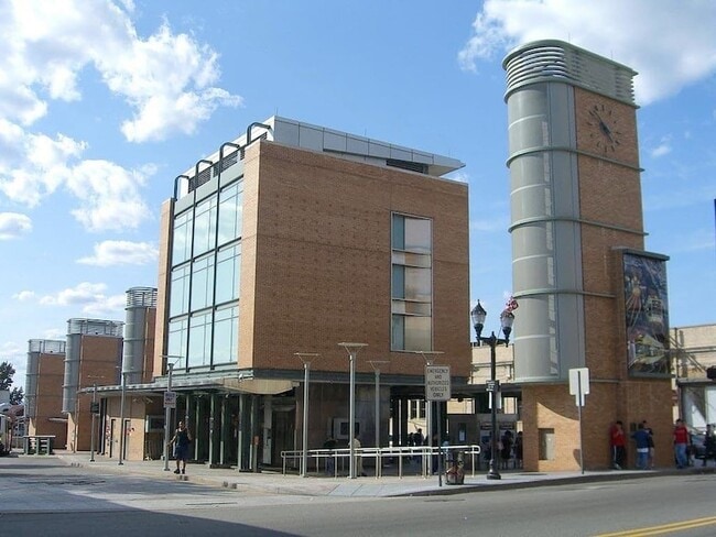 Building Photo - 320 49th St