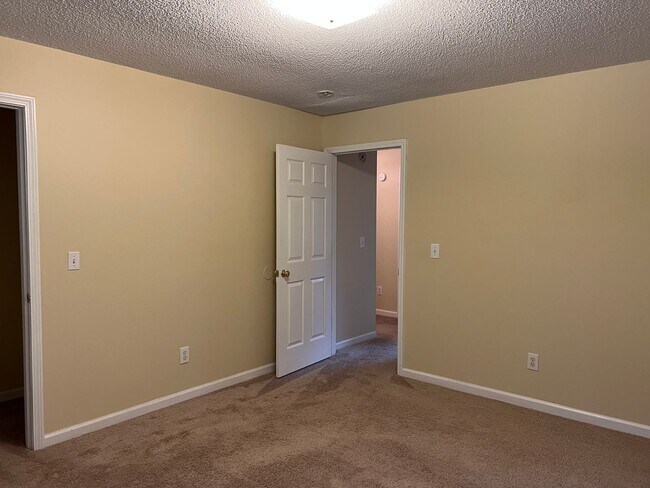 Building Photo - 2413 Louise St