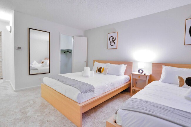 Building Photo - 320 23rd St S