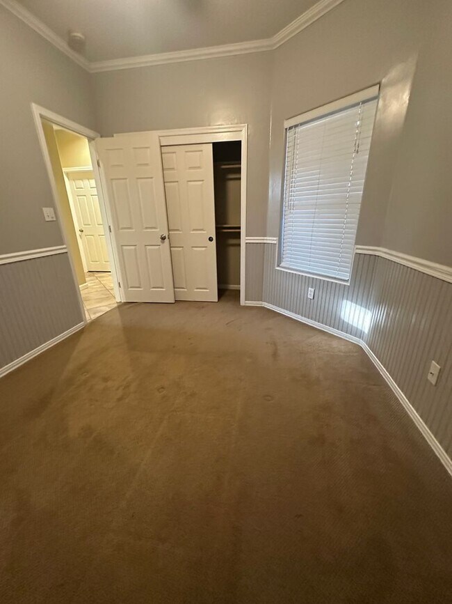 Building Photo - Southwest 4 bedroom