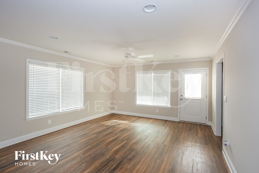 Building Photo - 621 E Mills Dr