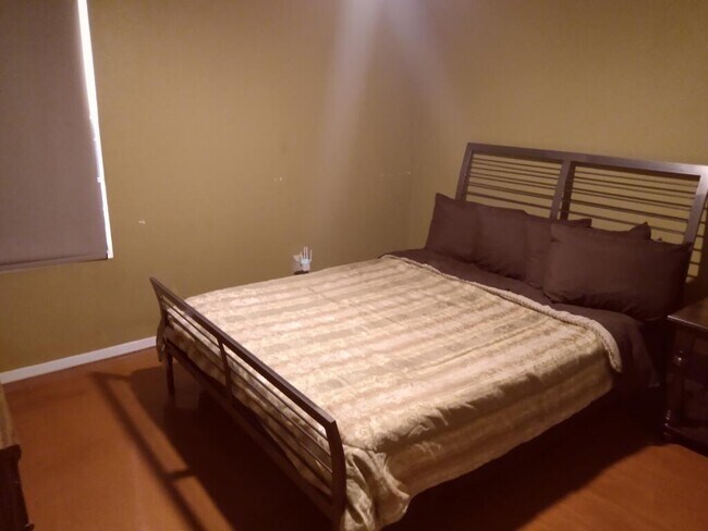 Building Photo - 1327 E Pierce St