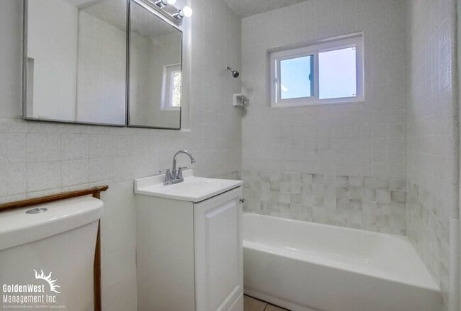 Building Photo - Spacious 4Bdm 2Ba Home with Open Floor Pla...