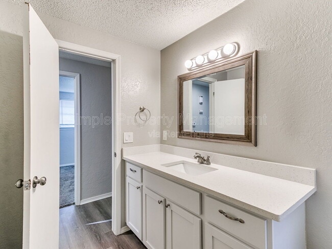 Building Photo - 606 Elmwood Dr