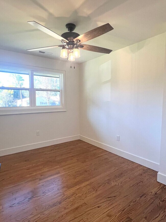 Building Photo - 3 Bedroom 2 Bath house Great Hendersonville Location!