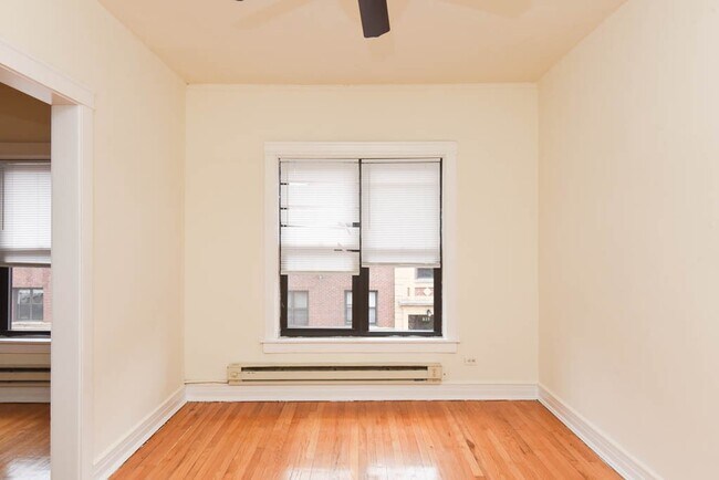 Building Photo - 834 W Waveland Ave