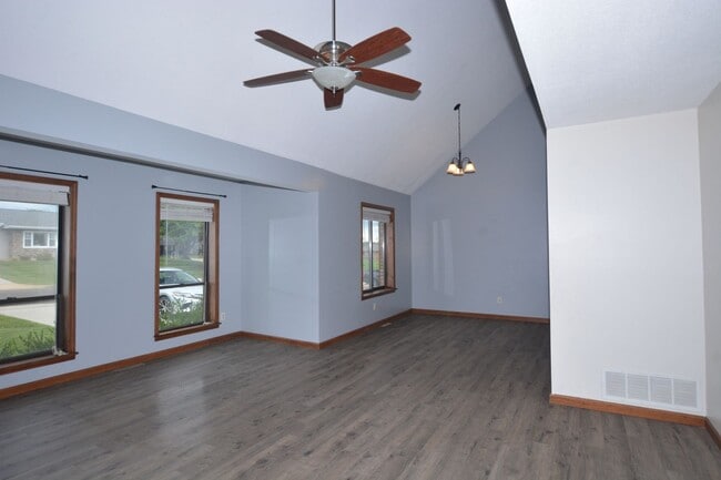Building Photo - 5 Bed/3.5 Bath Single Family House For Rent