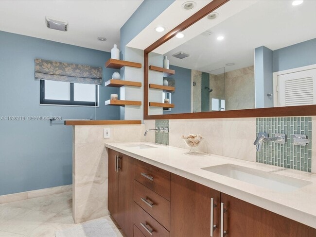 Building Photo - 21151 NE 22nd Ct