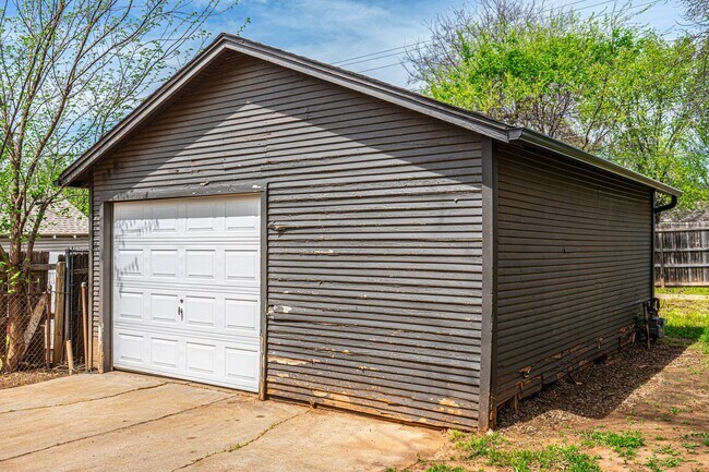 Building Photo - 2 Bed/1 Bath Home Near OCU!