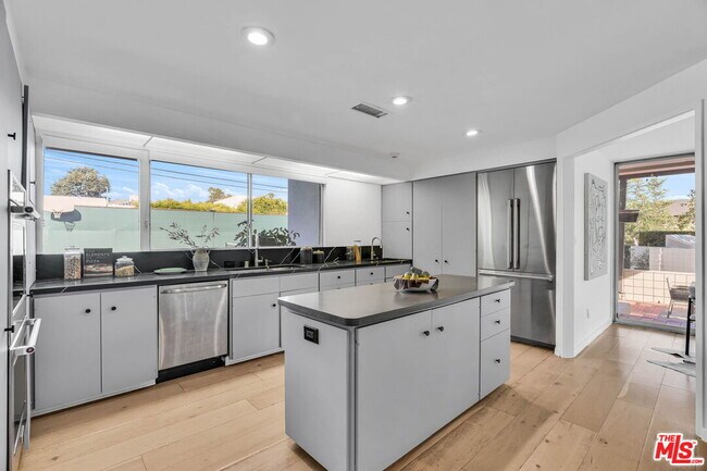 Building Photo - 802 N Crescent Dr