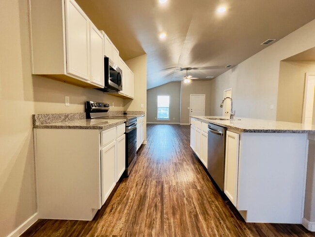 Building Photo - $500 MOVE-IN SPECIAL: New 3/2/2 in Frenshi...