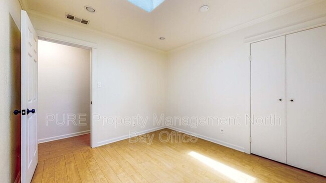 Building Photo - 3225 Meadow Glen Dr