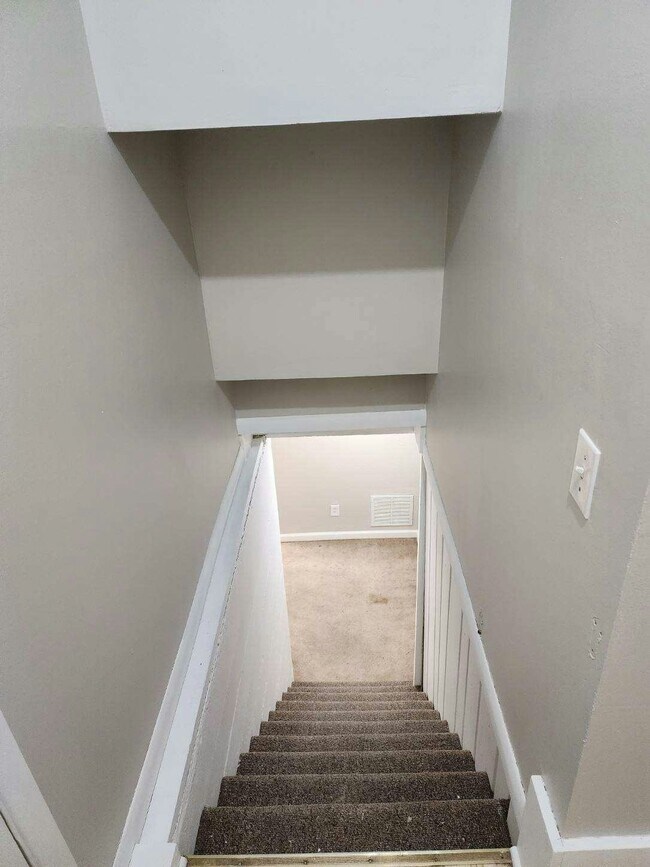 Building Photo - 2109 S Parkwood Ln