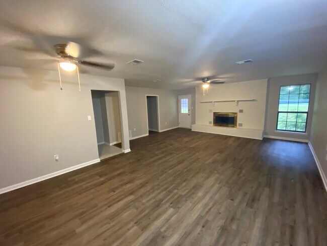 Building Photo - 20007 Oakdale Ln