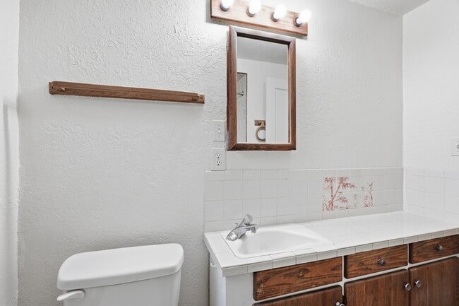 Building Photo - 1307 E Thurston Ave